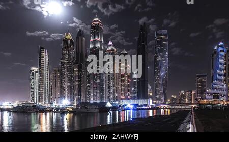 Schönen Dubai Skyline bei Nacht. Stockfoto
