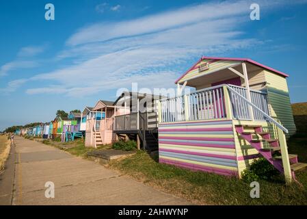 Mehrfarbige Urlaub hölzernen Umkleidekabinen am Strand mit Blick auf das Meer am Strand von tankerton Whitstable, Kent District England. Stockfoto