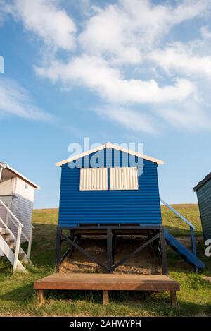 Mehrfarbige Urlaub hölzernen Umkleidekabinen am Strand mit Blick auf das Meer am Strand von tankerton Whitstable, Kent District England. Stockfoto