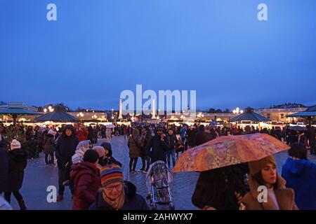 Regnerischen Abend am Weihnachtsmarkt Schönbrunn, Wien, Österreich Stockfoto