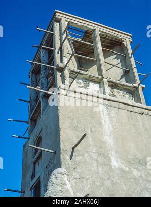 Szenen des Alten Dubai Windtürme im verlassenen baufälligen Ruinen der Shindagha Dorf auf dem Dubai Seite an der Mündung des Dubai Creek, wie er in der Mitte der 1980er Jahre. Der gesamte Bereich wurde im Jahr 1990 renoviert der Dubai Heritage Village, das ist jetzt ein beliebtes Touristenziel. Die Bedeutung ist, dass der Palast des Herrschers und Büros von Emir Scheich Juma Al Maktoum war und später sein Sohn Sheikh Saeed Bin Juma Al Maktoum. Stockfoto