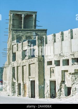 Szenen des Alten Dubai Windtürme im verlassenen baufälligen Ruinen der Shindagha Dorf auf dem Dubai Seite an der Mündung des Dubai Creek, wie er in der Mitte der 1980er Jahre. Der gesamte Bereich wurde im Jahr 1990 renoviert der Dubai Heritage Village, das ist jetzt ein beliebtes Touristenziel. Die Bedeutung ist, dass der Palast des Herrschers und Büros von Emir Scheich Juma Al Maktoum war und später sein Sohn Sheikh Saeed Bin Juma Al Maktoum. Stockfoto