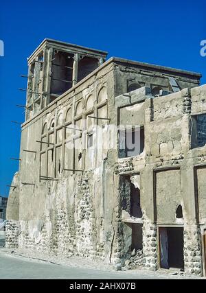 Szenen des Alten Dubai mit den verlassenen baufälligen Ruinen der Shindagha Dorf auf dem Dubai Seite an der Mündung des Dubai Creek, wie er in der Mitte der 1980er Jahre. Der gesamte Bereich wurde im Jahr 1990 renoviert der Dubai Heritage Village, das ist jetzt ein beliebtes Touristenziel. Die Bedeutung ist, dass der Palast des Herrschers und Büros von Emir Scheich Juma Al Maktoum war und später sein Sohn Sheikh Saeed Bin Juma Al Maktoum. Stockfoto