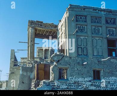 Szenen des Alten Dubai mit den verlassenen baufälligen Ruinen der Shindagha Dorf auf dem Dubai Seite an der Mündung des Dubai Creek, wie er in der Mitte der 1980er Jahre. Der gesamte Bereich wurde im Jahr 1990 renoviert der Dubai Heritage Village, das ist jetzt ein beliebtes Touristenziel. Die Bedeutung ist, dass der Palast des Herrschers und Büros von Emir Scheich Juma Al Maktoum war und später sein Sohn Sheikh Saeed Bin Juma Al Maktoum. Stockfoto