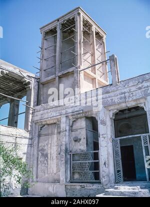 Szenen des Alten Dubai mit den verlassenen baufälligen Ruinen der Shindagha Dorf auf der Deira Seite an der Mündung des Dubai Creek, wie er in der Mitte der 1980er Jahre. Der gesamte Bereich wurde im Jahr 1990 renoviert der Dubai Heritage Village, das ist jetzt ein beliebtes Touristenziel. Die Bedeutung ist, dass der Palast des Herrschers und Büros von Emir Scheich Juma Al Maktoum war und später sein Sohn Sheikh Saeed Bin Juma Al Maktoum. Stockfoto