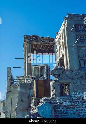 Szenen des Alten Dubai mit den verlassenen baufälligen Ruinen der Shindagha Dorf auf dem Dubai Seite an der Mündung des Dubai Creek, wie er in der Mitte der 1980er Jahre. Der gesamte Bereich wurde im Jahr 1990 renoviert der Dubai Heritage Village, das ist jetzt ein beliebtes Touristenziel. Die Bedeutung ist, dass der Palast des Herrschers und Büros von Emir Scheich Juma Al Maktoum war und später sein Sohn Sheikh Saeed Bin Juma Al Maktoum. Stockfoto