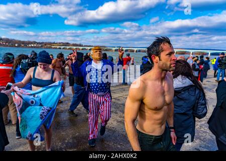 Harrisburg, Pennsylvania, USA. 1. Jan 2020. Mehrere hundert Teilnehmer und Beobachter bei Penguin stürzen Sie sich in die kalten Susquehanna River. Credit: George Sheldon/Alamy leben Nachrichten Stockfoto