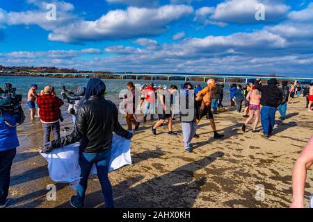 Harrisburg, Pennsylvania, USA. 1. Jan 2020. Mehrere hundert Teilnehmer und Beobachter bei Penguin stürzen Sie sich in die kalten Susquehanna River. Credit: George Sheldon/Alamy leben Nachrichten Stockfoto