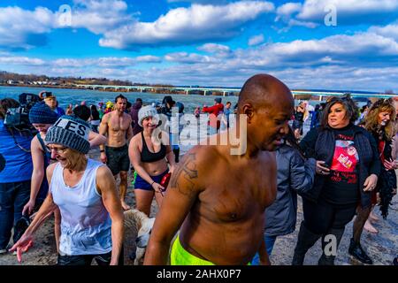 Harrisburg, Pennsylvania, USA. 1. Jan 2020. Mehrere hundert Teilnehmer und Beobachter bei Penguin stürzen Sie sich in die kalten Susquehanna River. Credit: George Sheldon/Alamy leben Nachrichten Stockfoto