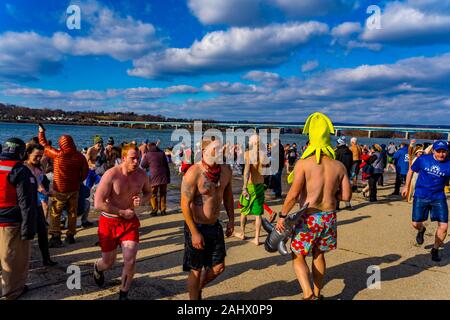 Harrisburg, Pennsylvania, USA. 1. Jan 2020. Mehrere hundert Teilnehmer und Beobachter bei Penguin stürzen Sie sich in die kalten Susquehanna River. Credit: George Sheldon/Alamy leben Nachrichten Stockfoto