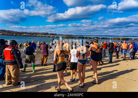 Harrisburg, Pennsylvania, USA. 1. Jan 2020. Mehrere hundert Teilnehmer und Beobachter bei Penguin stürzen Sie sich in die kalten Susquehanna River. Credit: George Sheldon/Alamy leben Nachrichten Stockfoto