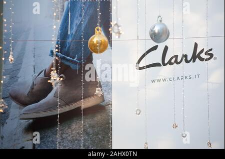 Florenz, Italien - 2019, 31. Dezember: Clarks Werbekampagne: Eine große Plakatwand in der Innenstadt von Florenz, während der Weihnachtsferien. Stockfoto