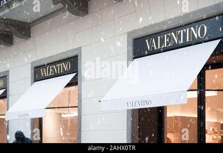 Florenz, Italien - 2019, 31. Dezember: Valentino Fashion Boutique windows im Stadtzentrum von Florenz, bei Schneefall. Stockfoto