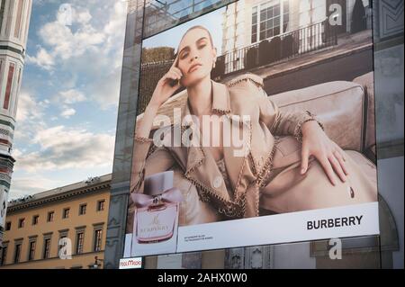 Florenz, Italien - 2019, 31. Dezember: Burberry Werbekampagne: Eine große Plakatwand in der Innenstadt von Florenz. Stockfoto