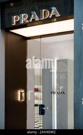 Florenz, Italien - 2019, 31. Dezember: Prada Mode Boutique windows im Stadtzentrum von Florenz. Stockfoto