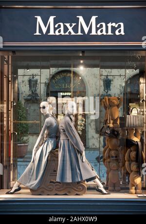 Florenz, Italien - 2019, 31. Dezember: MaxMara Fashion Boutique windows im Stadtzentrum von Florenz. Stockfoto