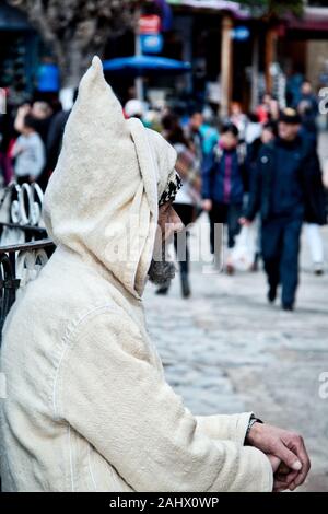 Chefchaouen, Marokko - Februar 25, 2017: Araber in traditionellen marokkanischen Kleidung Stockfoto