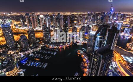 Malerische nächtliche Skyline von Dubai, Vereinigte Arabische Emirate. Luftaufnahme auf Dubai Stadtbild Stockfoto