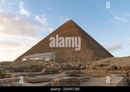Die Große Pyramide von Gizeh (auch als die Pyramide des Cheops oder der Pyramide des Cheops bekannt) ist die älteste und größte der drei Pyramiden in Gizeh py Stockfoto