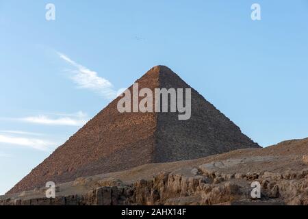 Die Große Pyramide von Gizeh (auch als die Pyramide des Cheops oder der Pyramide des Cheops bekannt) ist die älteste und größte der drei Pyramiden in Gizeh py Stockfoto