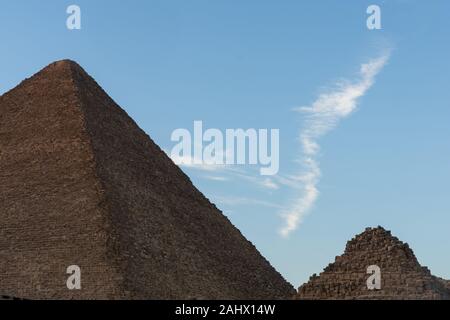 Die Große Pyramide von Gizeh (auch als die Pyramide des Cheops oder der Pyramide des Cheops bekannt) ist die älteste und größte der drei Pyramiden in Gizeh py Stockfoto