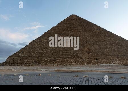 Die Große Pyramide von Gizeh (auch als die Pyramide des Cheops oder der Pyramide des Cheops bekannt) ist die älteste und größte der drei Pyramiden in Gizeh py Stockfoto
