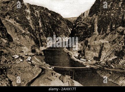 Ein historisches Foto der 1930er Jahre mit dem Bau des Hoover Dam aka Boulder Dam, Black Canyon, Colorado River, an der Grenze zwischen den US-Bundesstaaten Nevada und Arizona. Diese Ansicht zeigt, Bau der Bau Hütten und in der Nähe des Colorado River mit Blick in Richtung wo der Damm gebaut wurde. Stockfoto