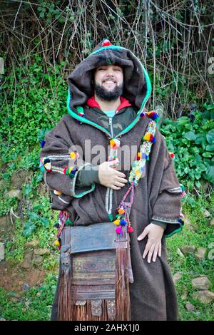 Chefchaouen, Marokko - 26. Februar 2017: junger Mann in traditionellen marokkanischen Kleidung Stockfoto