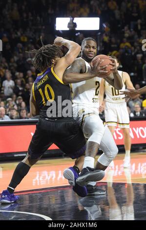 Wichita, Kansas, USA. 01 Jan, 2020. Wichita Zustand Shockers guard Jamarius Burton (2) treibt den Ball in die Gasse während der NCAA Basketball Spiel zwischen der East Carolina Pirates und die Wichita State Shockers an Charles Koch Arena in Wichita, Kansas. Kendall Shaw/CSM/Alamy leben Nachrichten Stockfoto