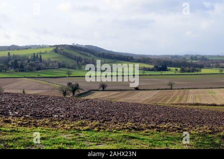 Sonne bricht durch auf gepflügten schlammigen Felder in Herefordshire Stockfoto