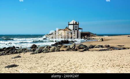 Kapelle Senhor da Pedra am Miramar Beach - Porto, Portugal. Stockfoto