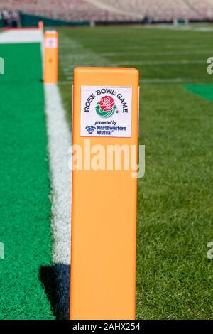 Januar 01, 2020 - Pasadena, CA, USA: Das Ende Ziel pylon vor dem Spiel zwischen der Wisconsin Dachse und die Oregon Ducks. Stockfoto