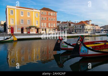 Traditionelle moliceiro Boote im Zentrum von Aveiro Portugal günstig Stockfoto