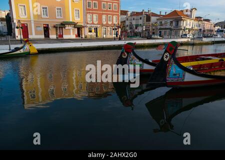 Moliceiro Boote auf dem zentralen Kanal in Aveiro Portugal Stockfoto