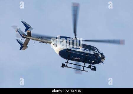 FRANKFURT/Deutschland - Dezember 8, 2012: Deutsche Polizei Eurocopter EC-145 D-HHEA Polizei Hubschrauber am Frankfurter Flughafen fliegen Stockfoto