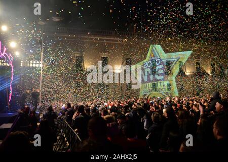 Valletta, Malta. 31 Dez, 2019. Die Menschen nehmen an der Feier ist ein neues Jahr in Valletta, Malta, zum 31.12.2019. Credit: Jonathan Borg/Xinhua/Alamy leben Nachrichten Stockfoto