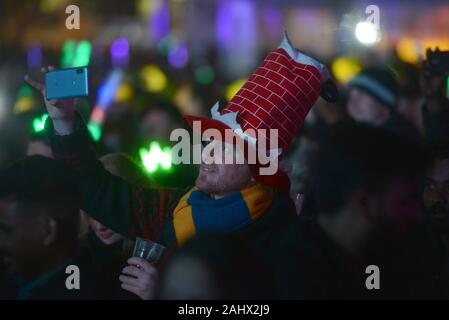 Valletta, Malta. 31 Dez, 2019. Ein Mann nimmt einen selfie während der Feier ist ein neues Jahr in Valletta, Malta, zum 31.12.2019. Credit: Jonathan Borg/Xinhua/Alamy leben Nachrichten Stockfoto