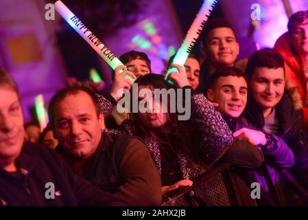 Valletta, Malta. 31 Dez, 2019. Die Menschen nehmen an der Feier ist ein neues Jahr in Valletta, Malta, zum 31.12.2019. Credit: Jonathan Borg/Xinhua/Alamy leben Nachrichten Stockfoto