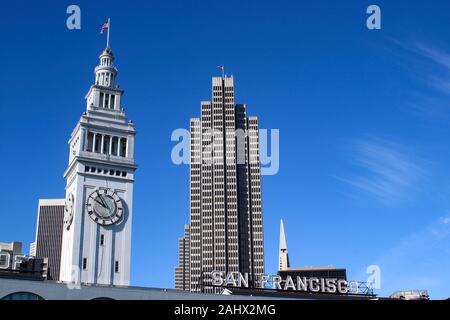 Ferry Building Clock Tower und Embarcadero Center in San Francisco, Vereinigte Staaten von Amerika Stockfoto