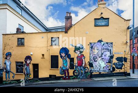 Moderne Kunstwerke an den Wänden auf der Seite des Three Tuns Pub in der Partition Street, Bristol, Avon, Großbritannien am 31. Dezember 2019 Stockfoto