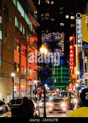 Das geschäftige Boston, Massachusetts, ist nachts während des Weihnachtsurlaubs an der Straße. Helle, schöne Neonlichter mit Blick auf eine der schönen Straßen. Stockfoto