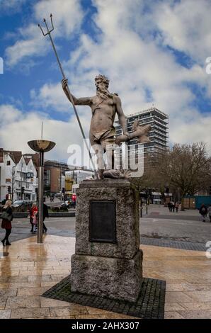 Statue von Neptun mit Dreizack in der Mitte der Promenade, die St. Augustine's Parade, Bristol, Avon, Großbritannien am 31. Dezember 2019 Stockfoto