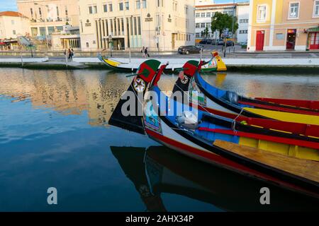 Moliceiro Boote auf dem zentralen Kanal in Aveiro Portugal Stockfoto