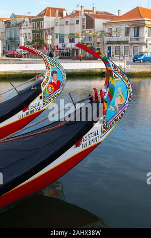 Die berühmten handbemalt Bogen der traditionellen Moliceiro Kanalboote in Aveiro Portugal Stockfoto