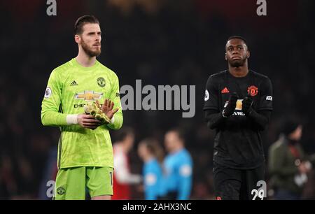 Manchester United Torwart David de Gea (links) und von Manchester United Aaron Wan-Bissaka reagieren nach dem Finale in der Premier League Match im Emirates Stadium, London pfiff. Stockfoto