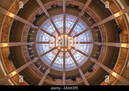 Buntglasdecke von der Rotunde Boden der New Mexico State Capitol auf Old Santa Fe Trail Santa Fe, New Mexico Stockfoto