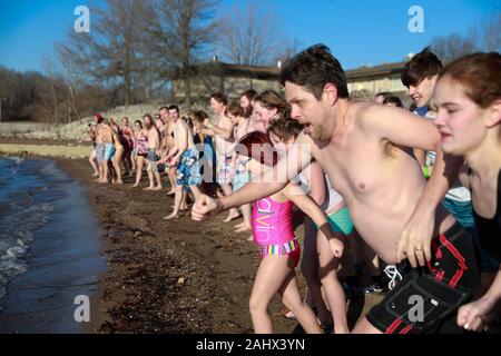 Die Teilnehmer der jährlichen Polar Bear Plunge an Paynetown State Recreation Area in Lake Monroe vor dem Rückzug am Neujahrstag, Mittwoch, Januar 1, 2020 in Bloomington, Ind. Stockfoto