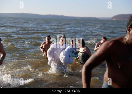 Die Teilnehmer der jährlichen Polar Bear Plunge an Paynetown State Recreation Area in Lake Monroe vor dem Rückzug am Neujahrstag, Mittwoch, Januar 1, 2020 in Bloomington, Ind. Stockfoto