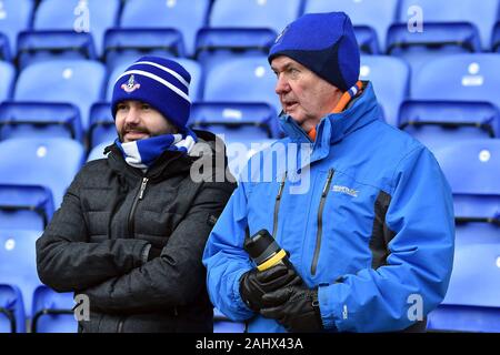 Oldham, Großbritannien. 01 Jan, 2020. OLDHAM, ENGLAND - am 1. Januar Oldham Fans während der Sky Bet Liga 2 Übereinstimmung zwischen Oldham Athletic und Scunthorpe United in Boundary Park, Oldham am Mittwoch, den 1. Januar 2020. (Credit: Eddie Garvey | MI Nachrichten) das Fotografieren dürfen nur für Zeitung und/oder Zeitschrift redaktionelle Zwecke verwendet werden, eine Lizenz für die gewerbliche Nutzung Kreditkarte erforderlich: MI Nachrichten & Sport/Alamy leben Nachrichten Stockfoto