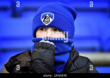 Oldham, Großbritannien. 01 Jan, 2020. OLDHAM, ENGLAND - am 1. Januar Oldham Fans während der Sky Bet Liga 2 Übereinstimmung zwischen Oldham Athletic und Scunthorpe United in Boundary Park, Oldham am Mittwoch, den 1. Januar 2020. (Credit: Eddie Garvey | MI Nachrichten) das Fotografieren dürfen nur für Zeitung und/oder Zeitschrift redaktionelle Zwecke verwendet werden, eine Lizenz für die gewerbliche Nutzung Kreditkarte erforderlich: MI Nachrichten & Sport/Alamy leben Nachrichten Stockfoto